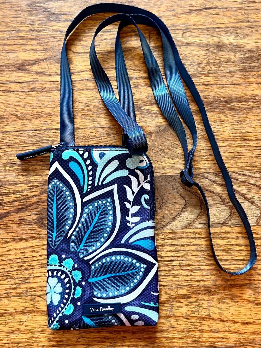 Vera Bradley blue floral paisley travel purse - lightweight phone crossbody!